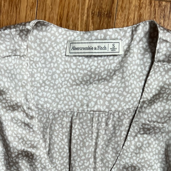 Abercrombie and Fitch Satin crop tie front short sleeve blouse size Small Animal - Picture 2 of 6